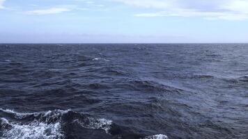 schön Aussicht von Horizont von Blau Meer mit Wellen. Clip. Schaum von Wellen im Blau Meer. im Blau Meer mit Wellen auf Hintergrund Horizont mit Blau Himmel foto