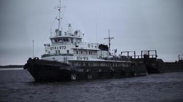 schön Meer Schiff beim Seebrücke im Winter. Clip. Marine- Schiff mit Zahlen und Flagge ist vorbereiten zu segeln beim Seebrücke. Marine Schiff beim Liegeplatz von Norden Küste im Winter foto