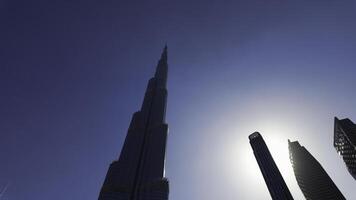 niedrig Winkel Aussicht von burj Khalifa mit Blau Himmel hinter. Aktion. modern Glas Fassade Wolkenkratzer im das Stadt Center. foto