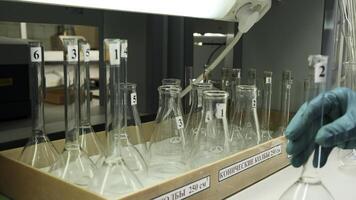 medizinisch Forschung Labor Ausrüstung. Clip. ein Wissenschaftler Hände im Handschuhe nehmen ein Flasche, Konzept von Forschung im Chemie, Biochemie und Experimente. foto