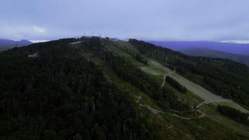 Antenne Aussicht von Kabel Autos im Berge. Clip. Reise und draussen Aktivitäten, Hügel, Nadelbaum Bäume und Blau Himmel. foto