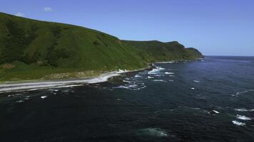 atemberaubend Antenne Aussicht von das Sommer- Strand Küste. Clip. wild leeren Meer Ufer und Grün Felder. foto