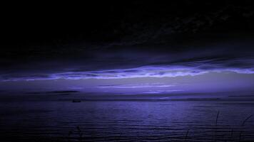 Märchen atemberaubend Nacht Landschaft von plätschern Fluss mit ein schwebend Boot. Clip. dunkel Blau Himmel und Mond scheinen, schwer Wolken über Wasser. foto