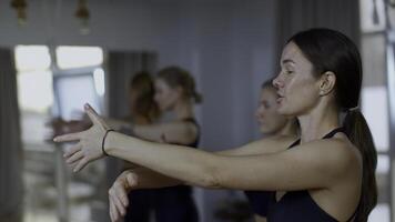 Frau Trainer durchführen Ausbildung trainieren zum weiblich Gruppe. Medien. Mentor erklären das Technik von Atmung mit Hände schwingt. foto