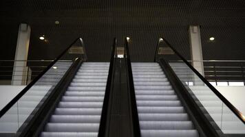 leeren ziehen um Treppe Laufen oben und runter. Medien. modern Innen- Rolltreppe Stufen. foto