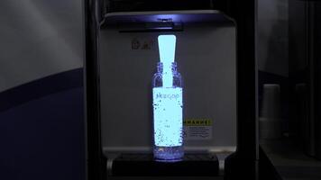 USA - - Neu York, Januar 7, 2024. modern Wasser Spender Gießen frisch Wasser in das Flasche Öko Lücke. Medien. sauber Wasser zum gesund Leben, glühend Einzelheiten von ein Kühler. foto