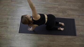 Frau im schwarz Activewear durchführen Yoga Asanas auf Matte im Yoga Klasse. Medien. gesund Lebensstil, trainieren Konzept. foto