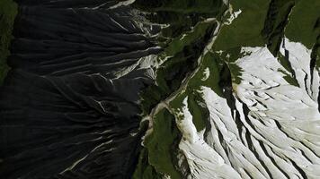 oben Aussicht von malerisch Berg Gipfel. Clip. gefroren Stein Formationen und Grün Gras. foto