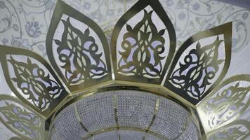 Innere Design von Moschee mit geschnitzt Wände und Blau und Weiß Blumen auf das Decke. Szene. Konzept von Religion und die Architektur. foto