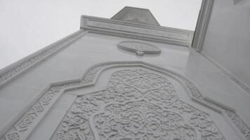 schön Weiß Moschee Einzelheiten. Szene. Marmor Außen Mauer von das Tempel mit geschnitzt Elemente. foto