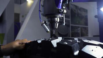 Reifen Produktion Maschine beim arbeiten, schließen hoch. Medien. Roboter Maschine im ein Reifen Fabrik. foto