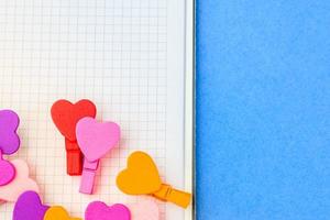 ein liebevolles Paar Herzen auf weißem Papier auf blauem Grund. das Konzept einer Notiz zum Valentinstag foto
