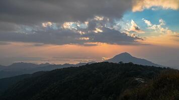 schön Sonnenaufgang auf khao san nein Wu kanchanaburi.khao san nein Wu ist das höchste Berg im khao laem National Park. es ist 1767 Meter über Meer eben. foto