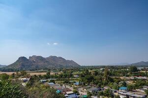 Landschaft Aussicht von wat tham vers Tiger Höhle Tempel Kanchanaburi thailand.an 18 Meter groß Buddha gebaut im 1973 ist das Fokus von diese sehr bekannt Tempel auf ein Hügel. foto