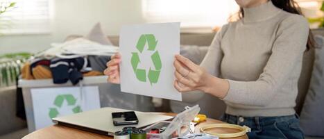 Recycling Material und reduzieren Abfall im Mode Konzept. Frau Instandsetzung näht Stoff von alt Kleider wirtschaftlich Wiederverwendung, kreisförmig Mode, DIY Hobby Wiederverwendung Recycling beim heim, zweite Hand bekleidung Idee foto