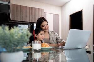 Arbeiten Mama Arbeit von Zuhause Büro. Geschäftsfrau und süß Kind mit Laptop Arbeit Freiberufler Arbeitsplatz im heim, Lebensstil Familie Moment foto