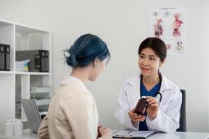 Arzt Frauen Senior zum Gesundheitspflege, Krankenhaus und Unterstützung mit Prüfung Ergebnisse oder Prüfung . Senior Krankenschwester und Frau geduldig Klinik oben und medizinisch Beratung foto