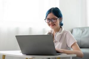 glücklich jung Frau suchen beim Laptop Herstellung Notiz, Mädchen Schüler reden durch Video Konferenz Forderung, weiblich Lehrer Trainer Tutor durch Webcam, online Ausbildung foto