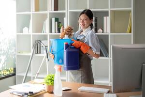 jung Frau asiatisch Reinigung zu desinfizieren das Büro Büro Reinigung Mitarbeiter Reinigung Maid foto