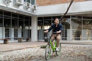 Geschäftsmann und Fahrrad im Stadt zu Arbeit mit Öko freundlich Transport. glücklich Geschäftsmann Fachmann Reiten ein Fahrrad im städtisch Straße foto