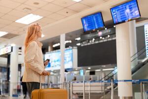 Digital Monitor im ein Flughafen zu prüfen das Tor und Zeit zu Tafel das Flugzeug zu Reise Arbeit im Ausland foto
