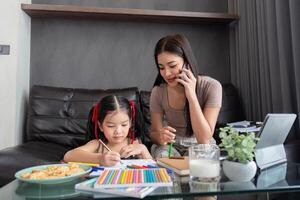 Arbeiten Mama Arbeit von Zuhause Büro. Geschäftsfrau und süß Kind mit Laptop Arbeit Freiberufler Arbeitsplatz im heim, Lebensstil Familie Moment foto