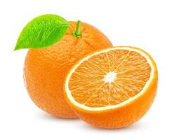 einer ganze Orange Obst und Hälfte isoliert auf Weiß foto