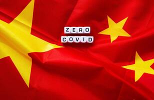 Null covid Konzept im China. Flagge von China mit Null covid Wörter. foto