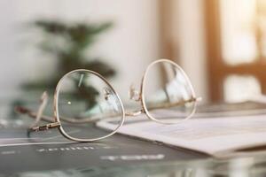 Brille auf Tisch, progressiv Linsen, Brille zum das Alten, Brille progressiv Linse, Brille progressiv Linse, Nahansicht von Brille auf Linsen prüfen, suchen durch Brille foto