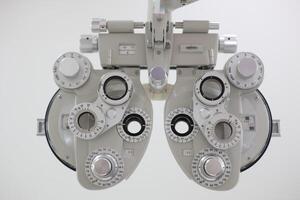 Phoropter zum Auge prüfen, Linsen Brille zum Auge prüfen im optisch Geschäft foto
