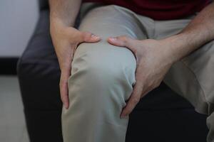 Knie Massage zu lindern Schmerz, Arthrose, Knie Schmerz, Knie Entzündung foto