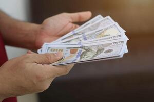 Geld Dollar Rechnung mit Hand foto