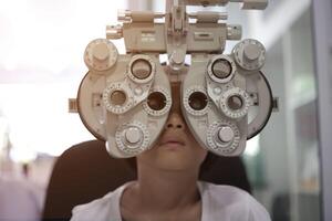 Kind Auge Prüfung, Kind Auge prüfen, Phoropter Auge Prüfung foto