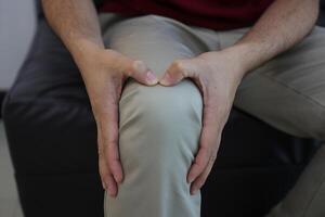 Knie Massage zu lindern Schmerz, Arthrose, Knie Schmerz, Knie Entzündung foto