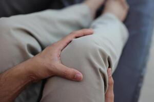 Knie Massage zu lindern Schmerz, Arthrose, Knie Schmerz, Knie Entzündung foto