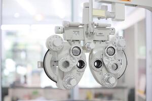 Phoropter zum Auge prüfen, Linsen Brille zum Auge prüfen im optisch Geschäft foto