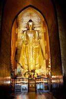 Kotama, einer von das Stehen Buddha Statue im ananda Tempel, Bagan, Myanmar. foto