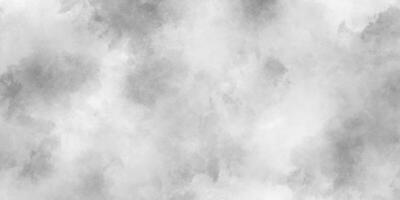 Weiß wolkig Himmel oder Wolkenlandschaft oder Nebel, schwarz und Weiß Gradient Aquarell Hintergrund, Beton Kunst Rau stilisiert wolkig Weiß Papier Textur, Grunge Wolken oder Smog Textur mit Flecken. foto