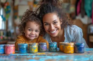 ai generiert Mutter und Tochter Lächeln beim das Kamera während Gemälde Büchsen. foto