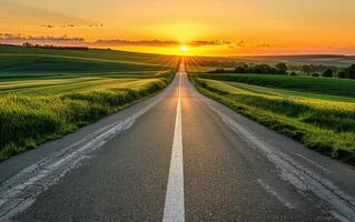 ai generiert Straße schneidet durch Grün Feld beim Sonnenuntergang foto