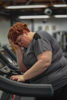 ai generiert Übergewicht Frau ruhen auf Laufband beim das Fitnessstudio foto