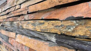 Nahansicht Mauer gebaut mit gestapelt Stein Platten, abstrakt Hintergrund foto