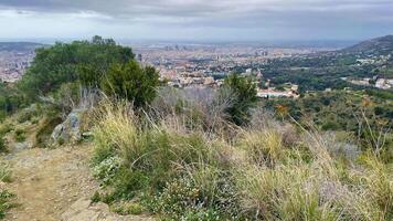 Panorama- Aussicht von Barcelona Stadt von das hügel, montjuic Seite, regnerisch Wetter Landschaft foto