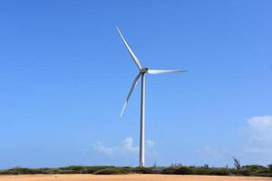 groß Windmühle produzieren nachhaltig Grün Energie im Aruba foto