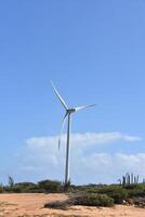 Single Windmühle Turbine zu produzieren Grün nachhaltig Energie foto