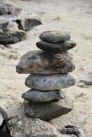 Zen Strand Steine gestapelt und balancieren foto