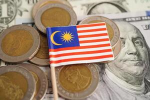 malaysia-flagge auf münzenhintergrund, finanz- und buchhaltungswesen, bankwesenkonzept. foto