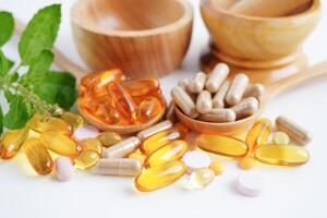 alternative Medizin pflanzliche Bio-Kapsel mit Vitamin E Omega 3 Fischöl, Mineralstoff, Medikament mit Kräuterblatt natürliche Nahrungsergänzungsmittel für ein gesundes und gutes Leben. foto