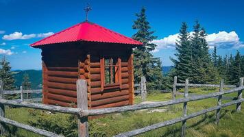 Kapelle auf das Wiese von Hamster Chomjakiw gorgany Karpaten Berge Ukraine foto