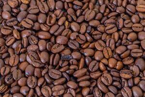 Foto von ein Haufen von frisch geröstet Kaffee Bohnen